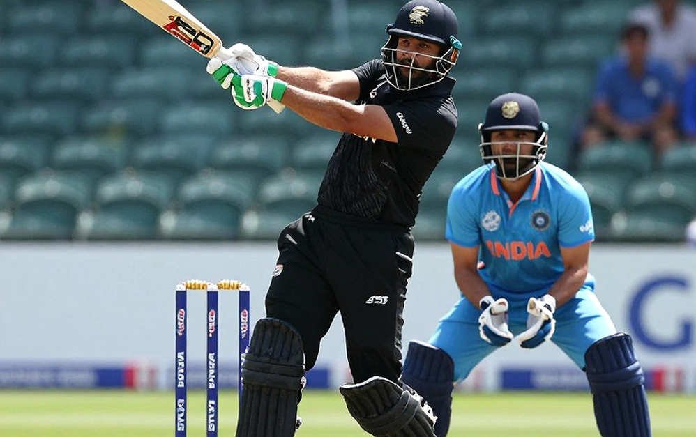 डायमंड क्रिकेट ग्राउंड का पहला दिन: फ़ारूक़ के 130 रन और वो तीन आँकड़े जो हेडलाइन नहीं छापेगी