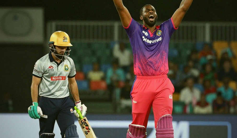बाबर आज़म: कप्तान की 'रीढ़' और आंकड़ों की खामोशी बाबर आज़म: कप्तान की 'रीढ़' और आंकड़ों की खामोशी