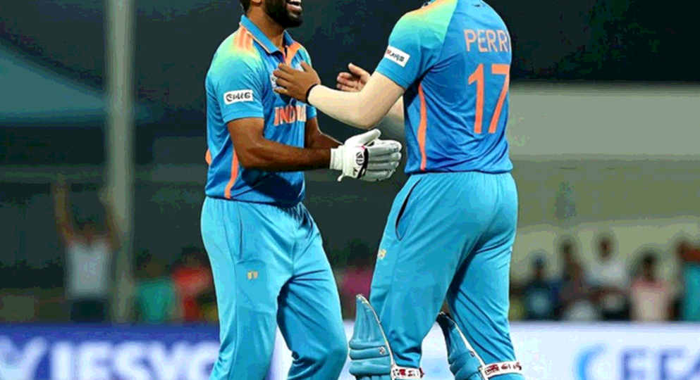 छह ओवर में 118, आख़िरी 20 गेंदों में 21/4: अभिषेक शर्मा की 35-गेंद की शतक से बड़ी कहानी छह ओवर में 118, आख़िरी 20 गेंदों में 21/4: अभिषेक शर्मा की 35-गेंद की शतक से बड़ी कहानी